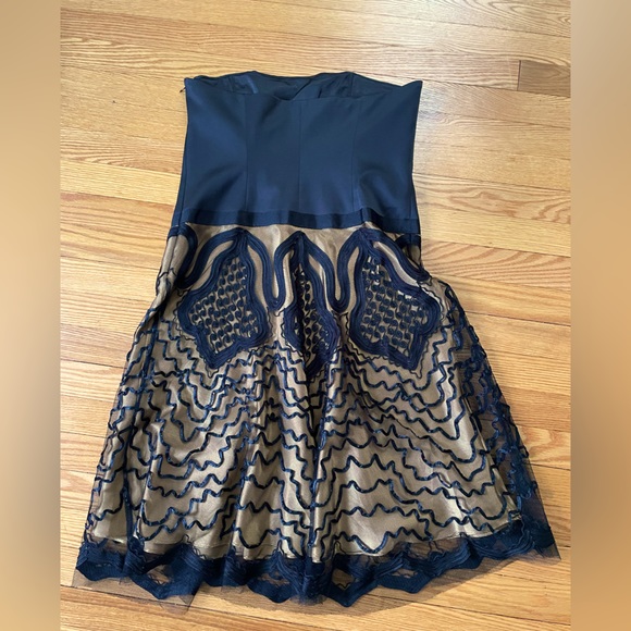 Laundry by Shelli Segal Black Cocktail Dress with Overlay over Gold Sheath - Picture 6 of 9